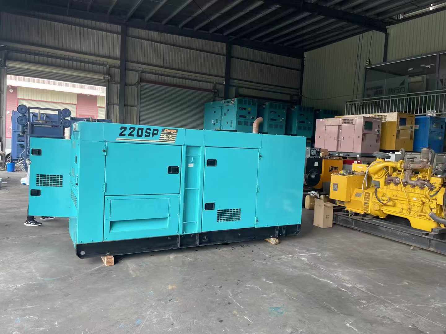 景泰柴油发电机组长期不间断运行时，如何监控其温度和压力？