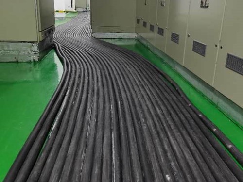 景泰如何根据理论计算公式计算温度对特定电压测量结果的影响？