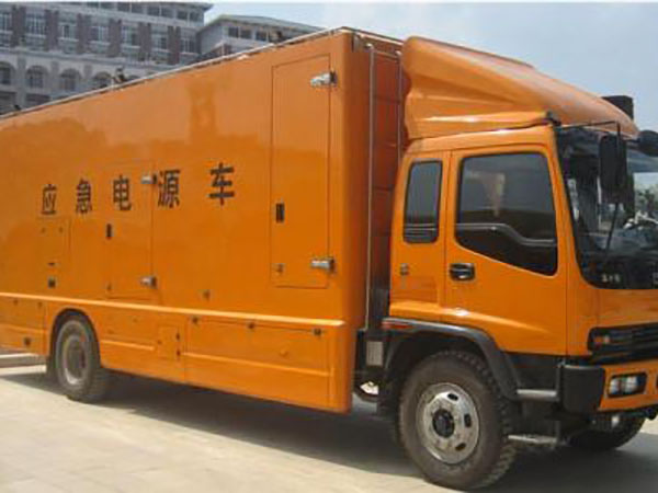 景泰冬季柴油发电机启动前，如何检查燃油系统中的积水？